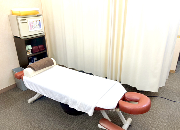 あおぞら整骨院 我孫子前駅院【鍼灸】(施術ベッドごとにカーテンで仕切られており、お客様のプライベートにも配慮しています。)