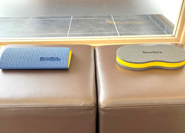 みのり整骨院　田辺院【鍼灸】(待合室の椅子には、坐骨座りをサポートするザコザーラをご用意しております。)