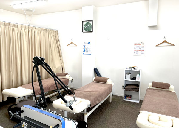 みのり整骨院　田辺院【鍼灸】(当施設の施術室です。施術ベッドは常に清潔な状態に保っています。)