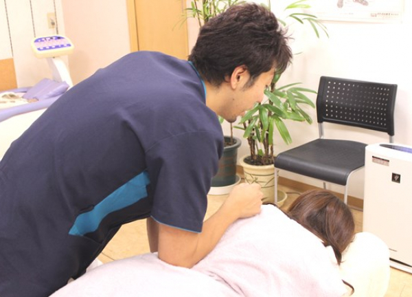 ＳＵＮ鍼灸整骨院(背中にアプローチ（施術）)