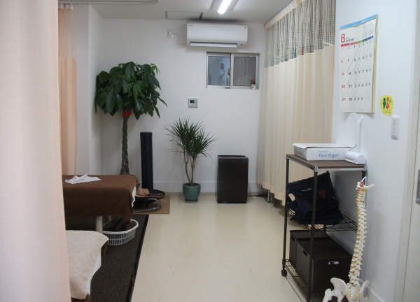施術室には仕切りがありますので、周りを気にせず施術が受けられます。