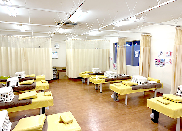 すずらん鍼灸接骨院　庄内通院(施術室です。ベッド間はカーテンで仕切ることができ、常に衛生管理を心掛けております。)