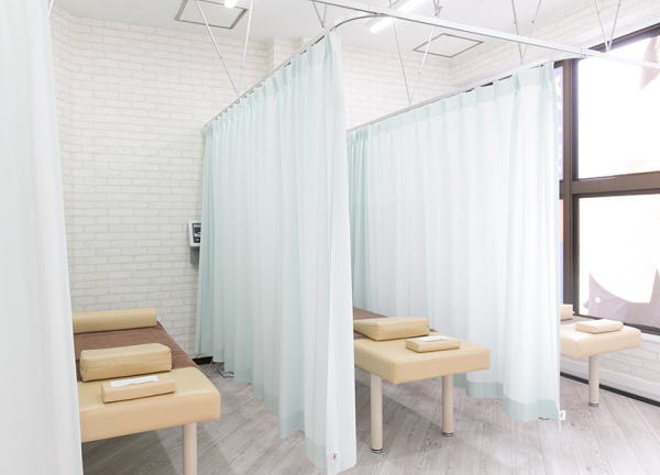 すずらん鍼灸接骨院　本山院(施術室です。ベッド間はカーテンで仕切ることができます。)