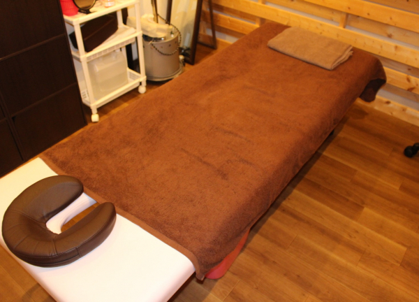 杭全整骨院【鍼灸】(カウンセリングの際は模型などを使って説明します。)