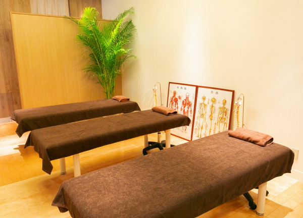 ココロカラダメディカル整体院　表参道院(リラックして横になっていただけます。)