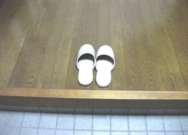 入口でスリッパにお履き替えください。