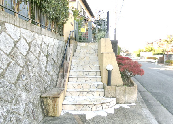 いきいき平城山鍼灸院(こちらの階段をあがります。)