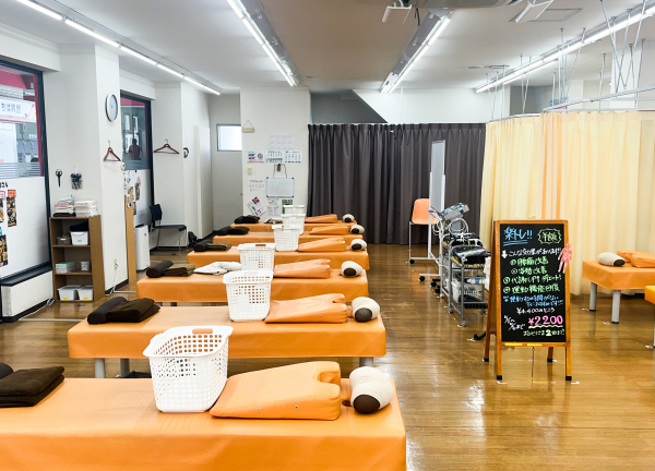二和向台駅前整骨院(当施設の内観です。ビタミンカラーで元気になれる施術室です◎)