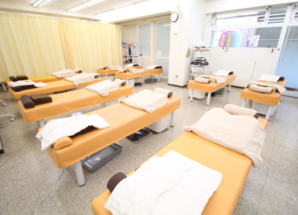 鎌ヶ谷西口整骨院【鍼灸】(明るい雰囲気の施術室です！)