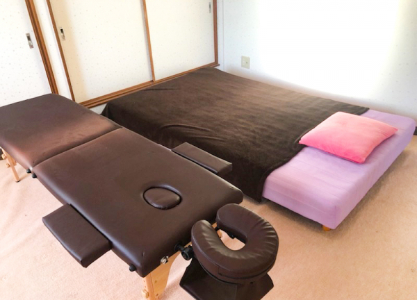訪問鍼灸院らーく(落ち着いた色合いのベッドです。)