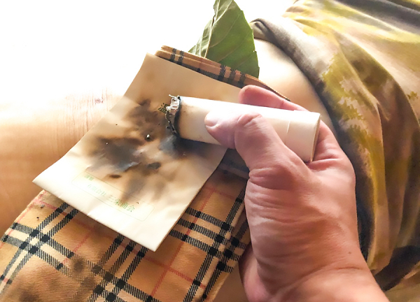 訪問鍼灸院らーく(びわ灸で温熱刺激をします。)