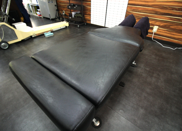 七福整骨院(トムソンベッドで骨格を調整します！)