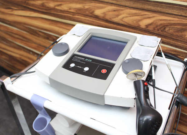 七福整骨院(電気を流して硬くなった筋肉をほぐします★)