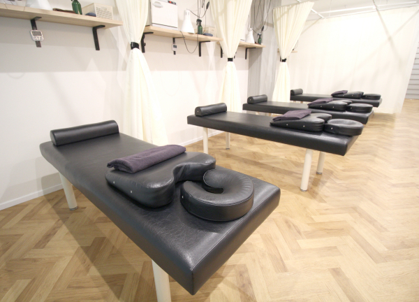 航空公園の鍼灸整骨院(広々とした施術室です◎)