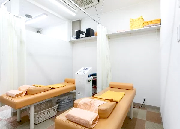 たかお整骨院　大阪上本町(施術室の全体です。)