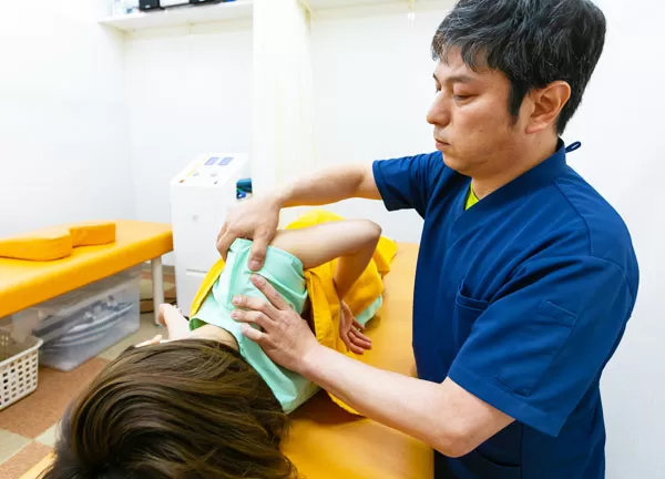 たかお整骨院　大阪上本町(肩甲骨をはがします。)