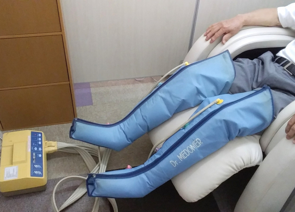 ミキ整骨院(施術機器を足に装着しているところです。)