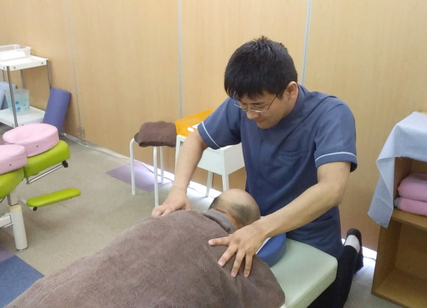ミキ整骨院(肩の痛みの施術中です。)