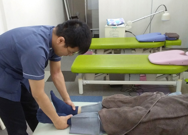 ミキ整骨院(足首に施術をしています。)