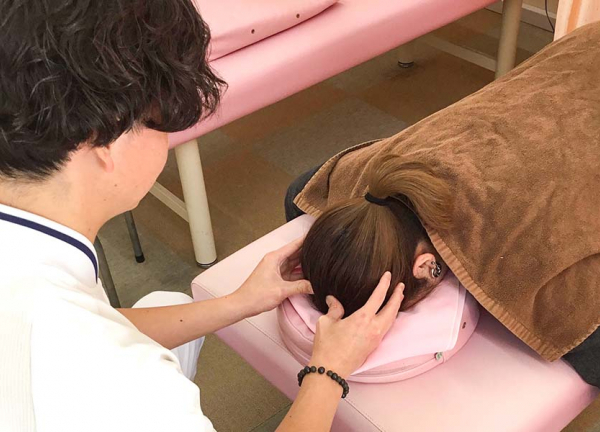 翔永整骨院(頭部をほぐし、頭痛を緩和します)