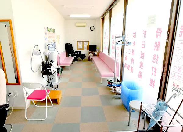 翔永整骨院(奥に広い待合室がございます。)