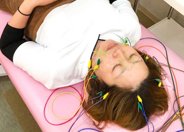 翔永整骨院(電気を流し、普段使わない筋肉を刺激します)