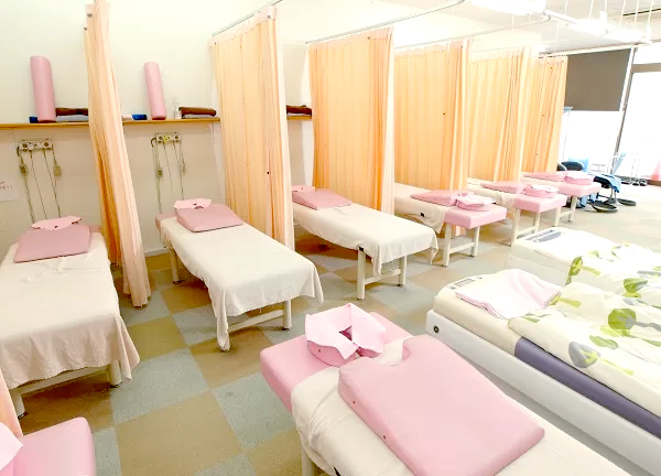 翔永整骨院(ベッドは7床あり、施術者も数名おりますのでお連れ様と同時に施術を受けていただけます。)