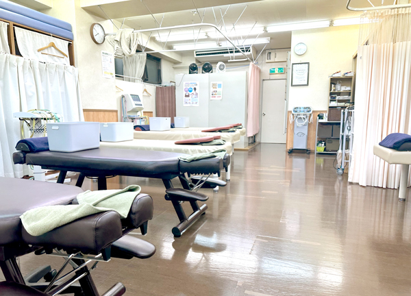 大江戸鍼灸整骨院(広々とした施術室です。)
