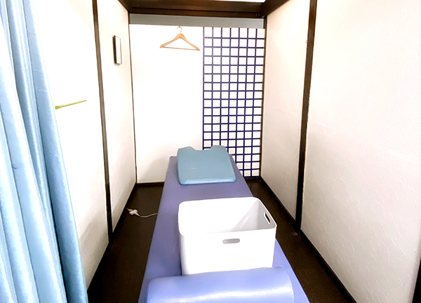 くじら堂鍼灸整骨院(仕切りのある施術台で落ち着いて施術を受けることもできます。)