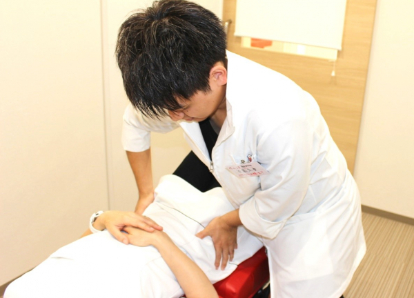 ほねつぎ広陵町接骨院／広陵町はりきゅう院(腰の状態を確かめています。)