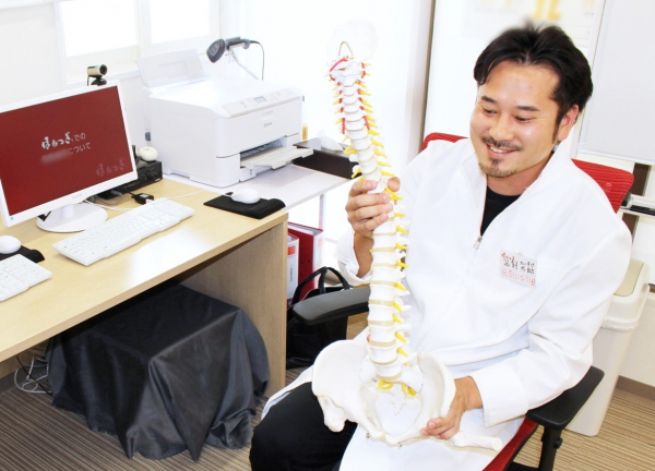 ほねつぎ広陵町接骨院／広陵町はりきゅう院(模型を用いてカウンセリングを行います。)