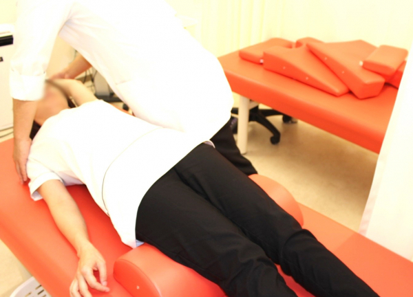 ほねつぎ広陵町接骨院／広陵町はりきゅう院(仰向けになり、腕の調整をしています。)