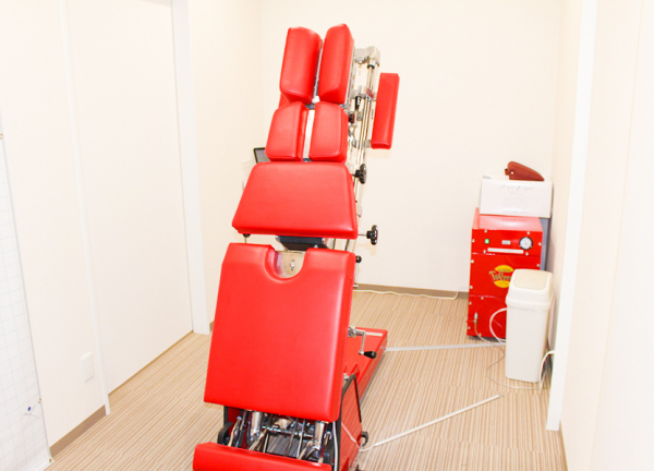 ほねつぎ広陵町接骨院／広陵町はりきゅう院(ベッドが自動で倒れますので、お客様のお身体に負担なくベッドのご利用が可能です。)