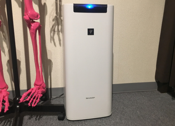 空気清浄機を置いています。
