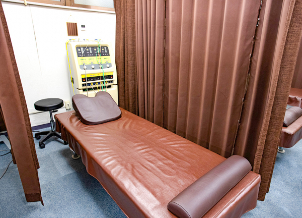 さくら鍼灸整骨院　上野院(施術中はカーテンで区切られるのでリラックスして施術をお受けいただけます。)
