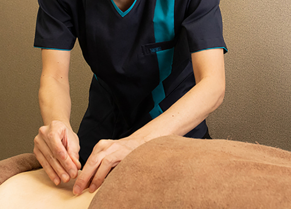 さくら鍼灸整骨院　上野院(鍼を使った施術風景です。)