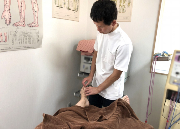 足先に鍼を打っています