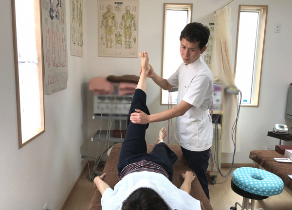 可動域を確認しながら、施術します