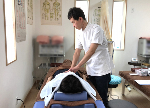 お腹のざらつきと経絡の変動を見ています