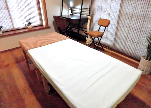 カイロプラクティック　Prabha　瑞浪院(広々とした施術ベッドです)
