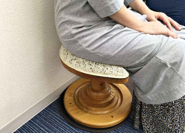 アオ骨盤ケア整骨院(健康を意識した待合のいすです)