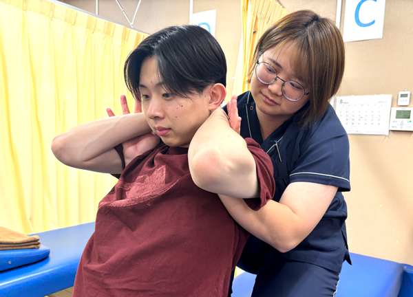 むげん整骨院・鍼灸院　四条烏丸(背骨骨盤矯正では、背骨のゆがみを調整していきます。)