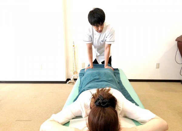 足への施術です。