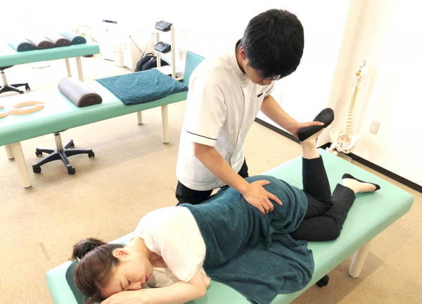 骨盤を整えます。