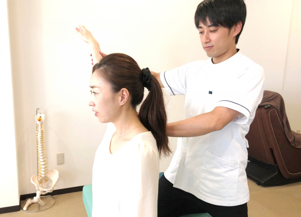 肩を調整します。