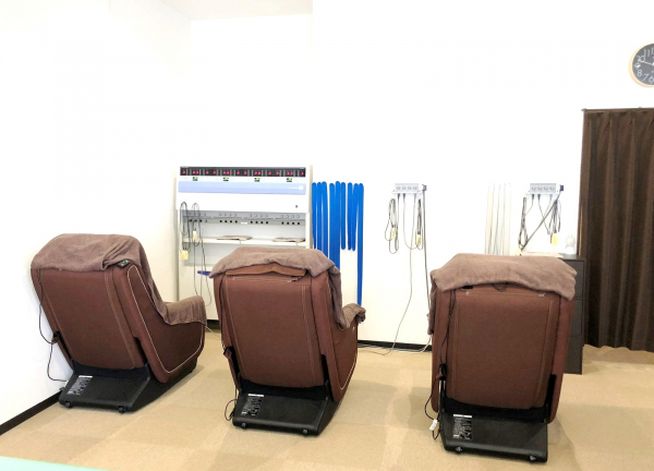 イスで施術を受けていただけます。