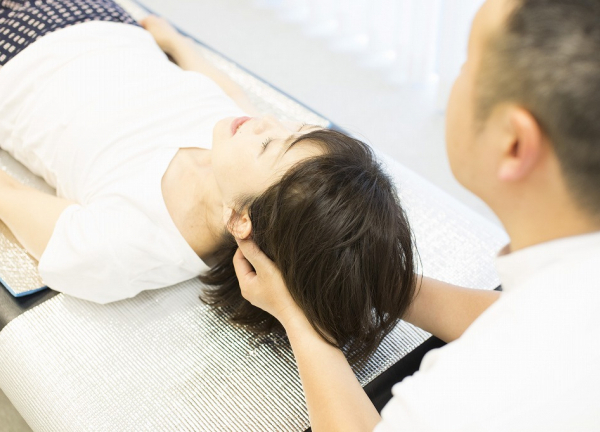 井上トータルコンディショニング江坂院(全身のバランスの調整後に小顔の調整を行います。)