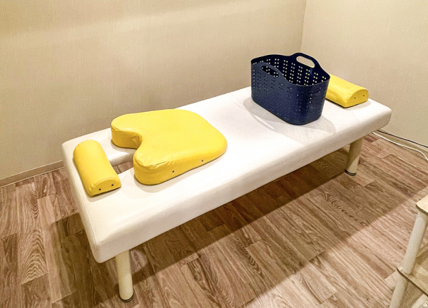 ワイズ整骨院／ワイズ鍼灸マッサージ院(落ち着いた色合いのベッドです。)