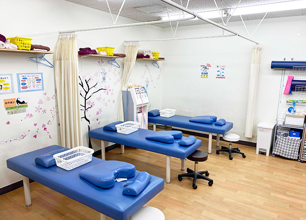 ワイズ那覇整骨院／ワイズ那覇鍼灸院(ベッドはカーテンで仕切ることができます。)