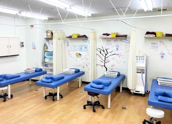 ワイズ那覇整骨院／ワイズ那覇鍼灸院(広々とした待合室です。)